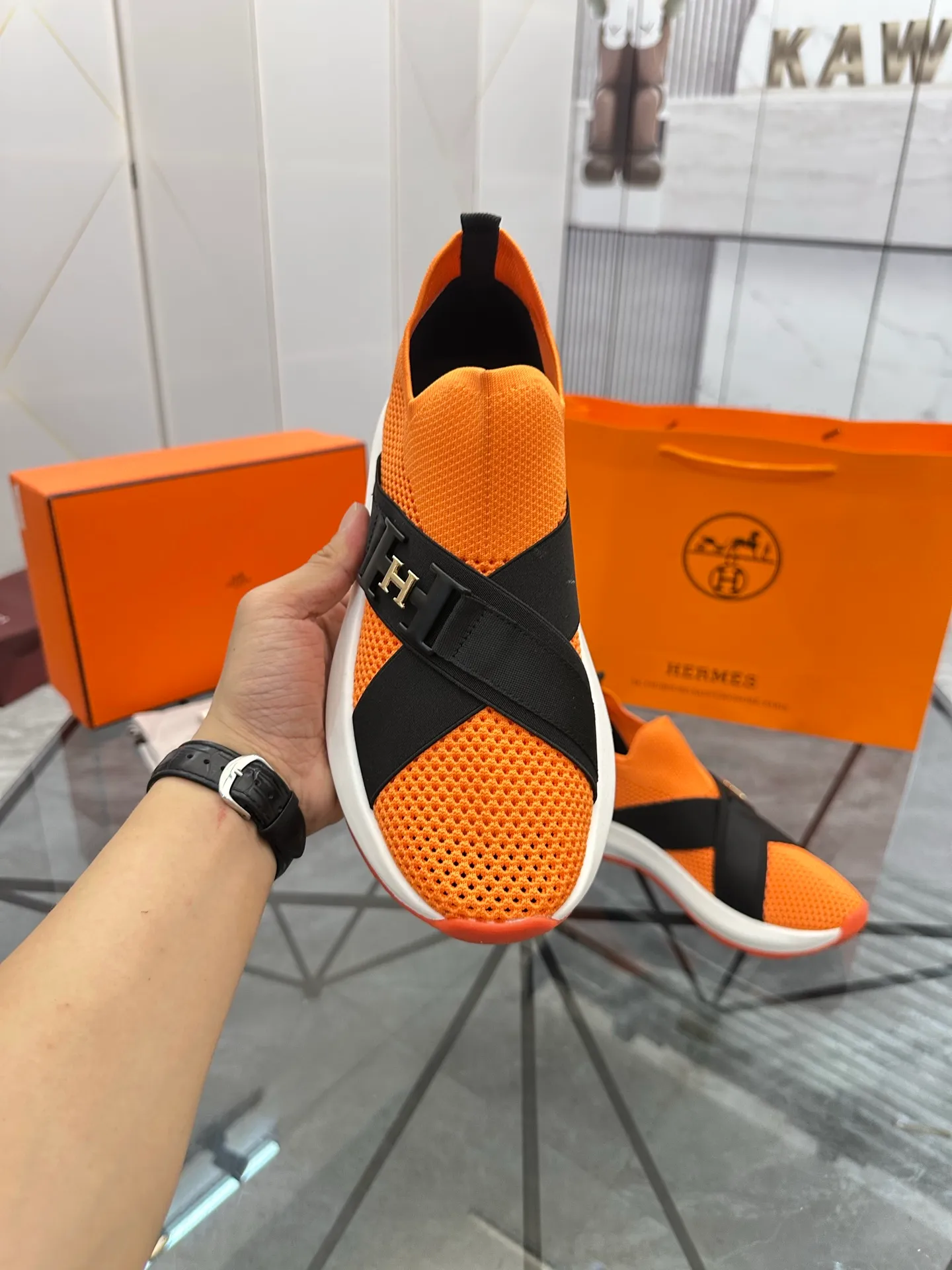 Selling men's shoes 💰: 💰P600¥ High-end top quality Product trademark: Hermes * "Hermès*" low-cut casual shoes Regular size: 38-45 (can be customized to 46) Product materials: upper imported from the counter original fly weave, breathable lining, cowhide foot pads, original outsole. No.: 001